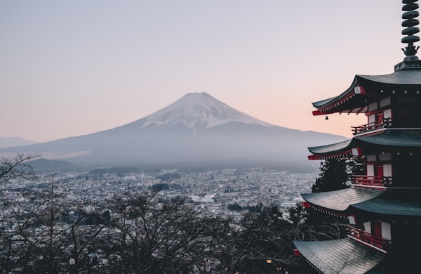 颐和园长廊与湖景